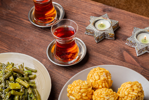 Foto A Shabbat table set with traditional dishes, sweets, and tea