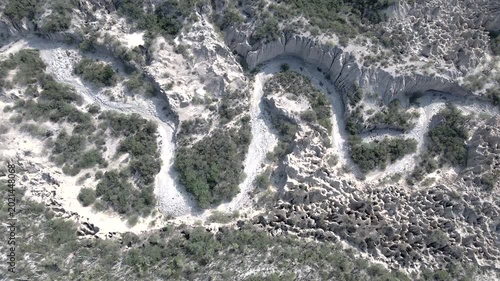 Toma aérea cenital de un río seco .