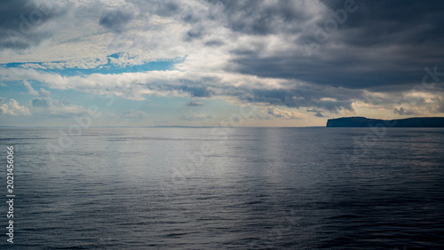 Obraz na płótnie Vue de la mer du nord depuis le ferry vers Stromness, les falaises au loin, refl