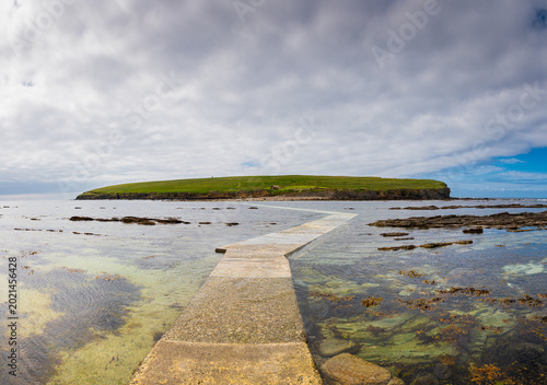Obraz na plátně Vue panoramique de l'île Brough of Birsay sous un ciel nuageux depuis le bout du