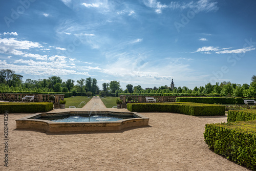 Foto Beautiful baroque formal garden parterre at Milotice castle with gravel paths wh