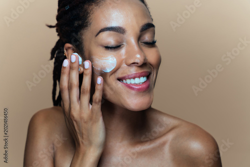 Schilderij op canvas Beautiful woman making skin and facial beauty treatments