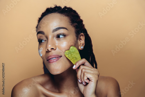 Fotografi Beautiful woman making skin and facial beauty treatments