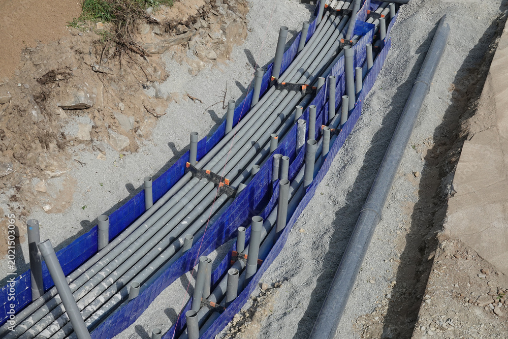 Obraz premium Raccords de tuyau d'assainissement dans une tranchée pour enfouissement