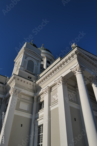 Façade majestueuse de la cathédrale d’Helsinki sous un ciel bleu