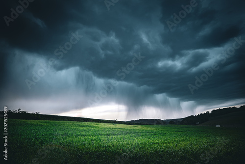 Fotografia Wolkenbruch an einem sehr wechselhaften Tag
