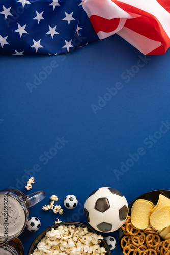 Foto Football championship vertical viewing with American flag, snack and beer for ha