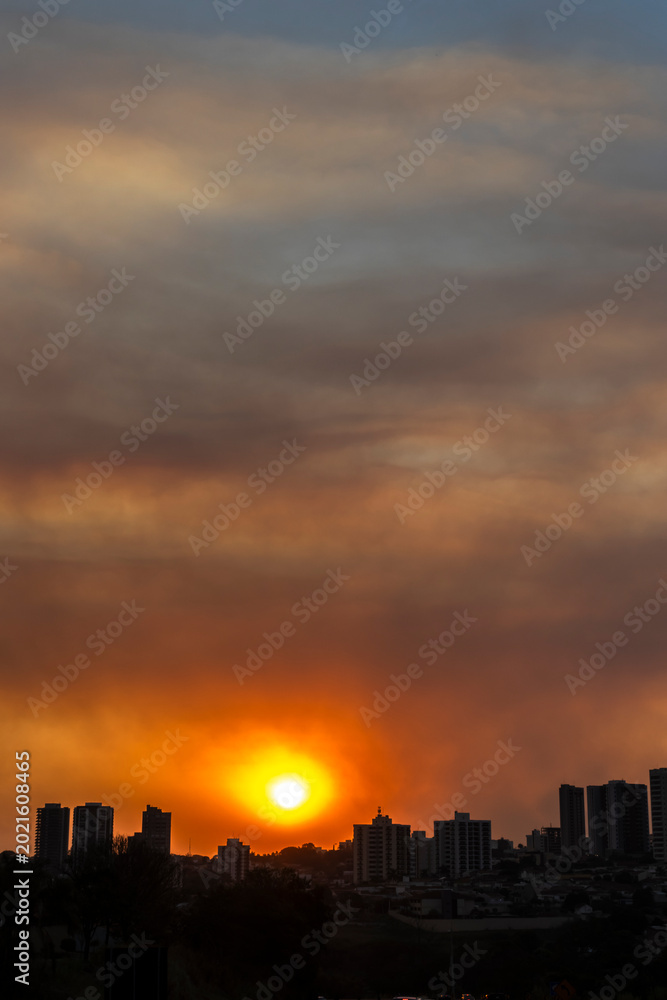 Fototapeta premium A thick layer of smoke covered the brazilian city during the late afternoon. The hot, dry weather and the air heavy with smoke make it harder for people to breathe.