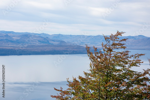paisaje del lago nahuel huapi en bariloche argentina