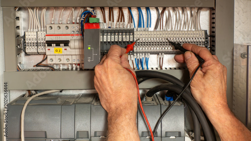 Quadro su tela Specialist electrical test and commissioning engineer investigating a fault