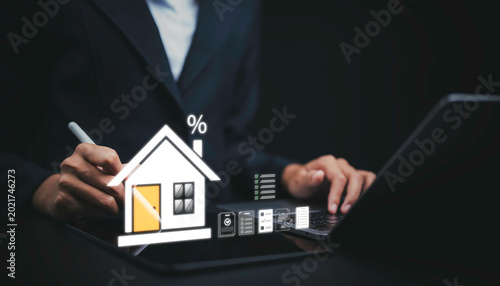 Foto Business investor using digital mortgage platform for home loan approval and pro