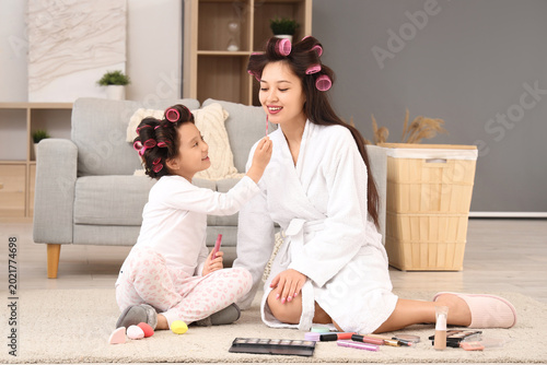 Little Asian girl and her m...