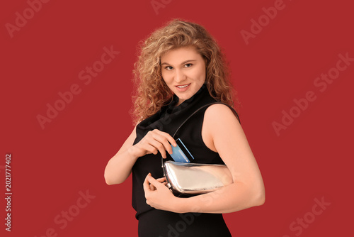 Beautiful young woman holdi...