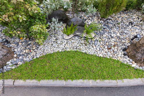 Foto Garden Edging Border or Rubber garden edging in demarcating garden areas, helping to prevent  grass, and stones from sliding off the property