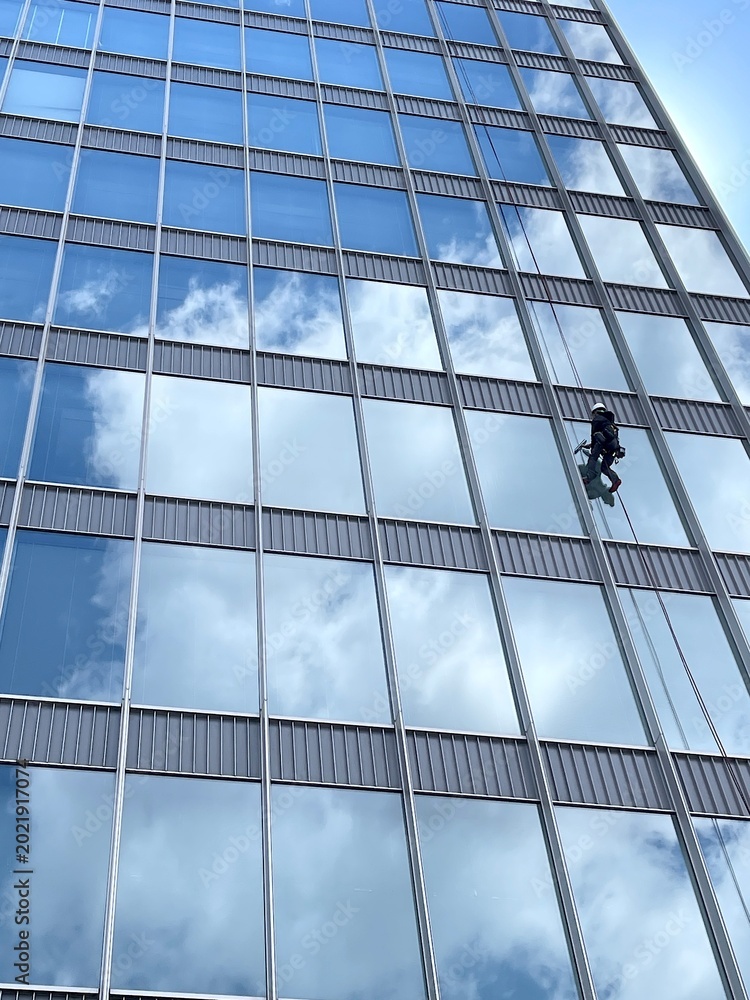 Obraz premium Window Cleaner Working on High Rise Building