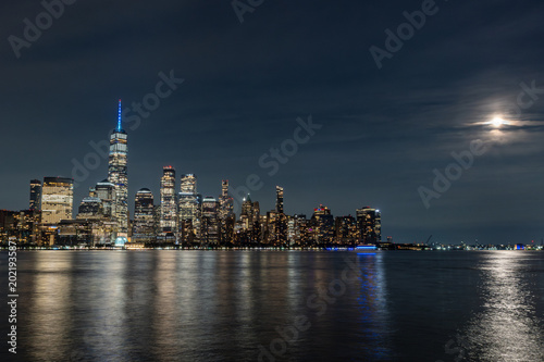 Tableau sur toile One World Trade Center and Lower Manhattan skyline at night in New York City