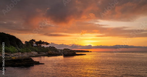 Couché de soleil sur le littoral breton en Bretagne, France.