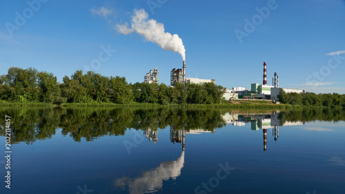 Foto An industrial factory on the riverbank. environmental pollution
