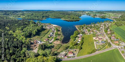 Quadro su tela Vue aérienne du réservoir de Bouzey dans les Vosges près d’Épinal