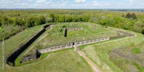 Vue aérienne du fort de Bois-l’Abbé, fort Séré de Rivières de la ceinture fortifiée d’Épinal dans les Vosges