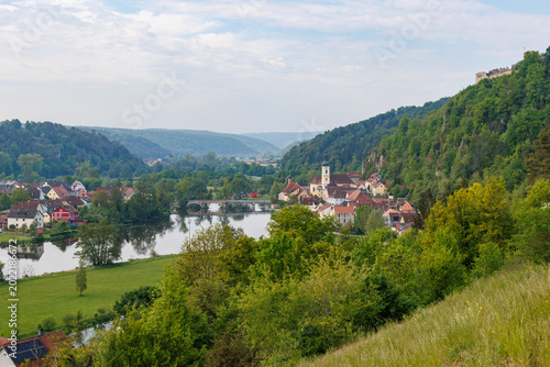 Bild auf Leinwand Kallmünz nit Blick auf die Naab und historischer steinerner Brücke