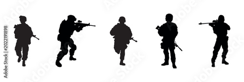 Φωτογραφία Silhouettes of soldiers in tactical gear with rifles in various action poses