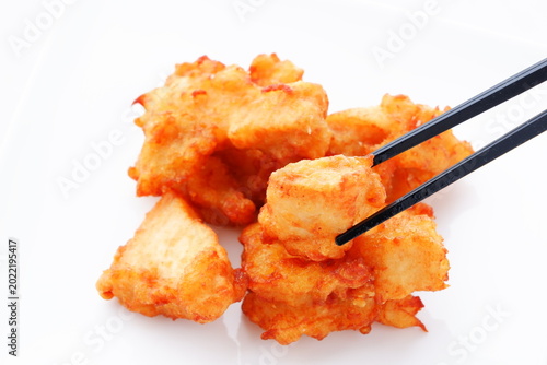 若鶏の唐揚げ - 揚げたてで美味しそうな、鶏の唐揚げ