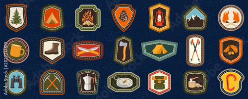 Foto Vintage Camping Patch Bundle with Outdoor Adventure Badges and Retro Hiking Stickers