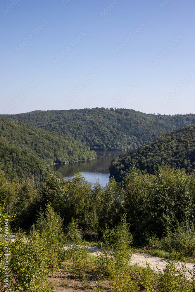 Obraz premium Serene Mountain Lake: Mirror of the Wilderness