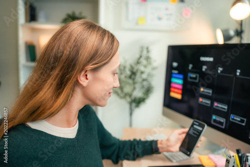 Foto Modern woman using voice commands on her smartphone to interact with AI assistan