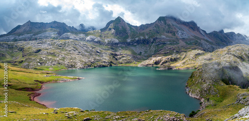Foto Vista panorámica del Ibón de Estanés, situado en el Pirineo Aragones, provincia