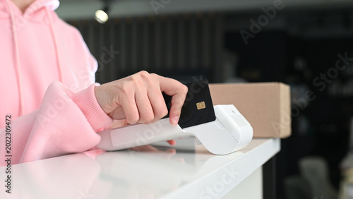 Schilderij op canvas Paying with a magnetic stripe card for parcel delivery