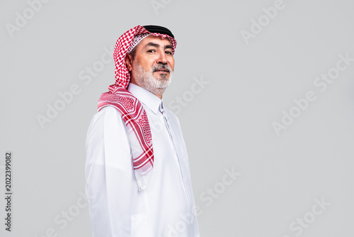 Obraz na plátně Saudi senior man wearing traditional ghutra and thobe