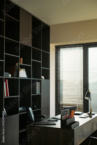 Foto Vertical shot of empty office desk standing in legal workspace, suggesting divor