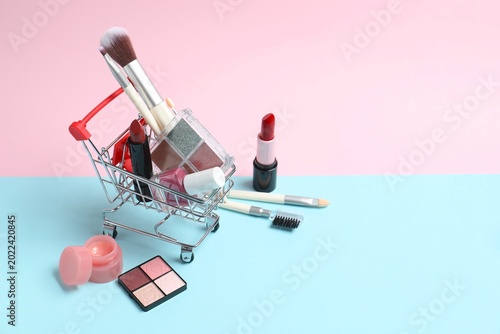 Bild auf Leinwand Supermarket cart with decorative cosmetics