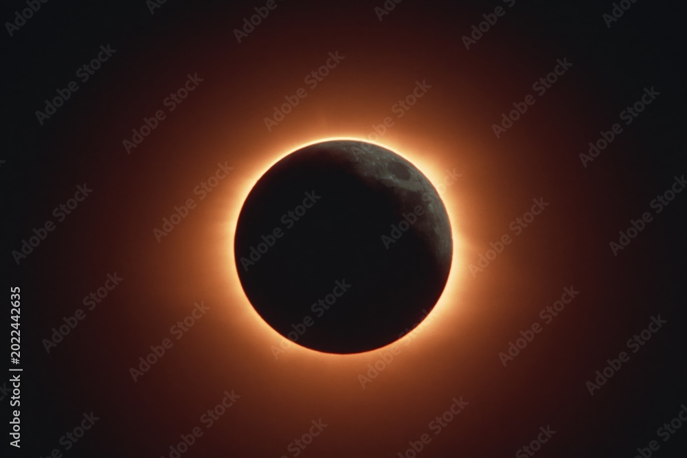 Obraz premium Partial solar eclipse with illuminated crescent and bright corona