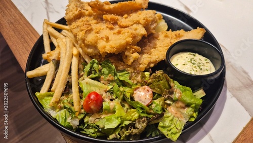 Cuadro en lienzo Fish and chips at table restaurant