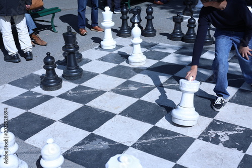 Schilderij op canvas Partie d’échecs géants en plein air