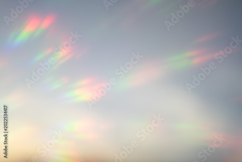 Foto 虹色の光が拡散する輝く背景