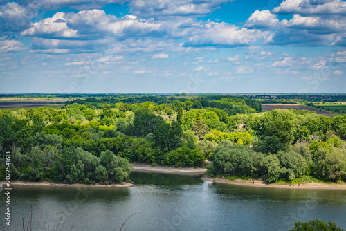 Foto Scenic view of the Tisza River flowing through the Pannonian plain in Vojvodina, Serbia
