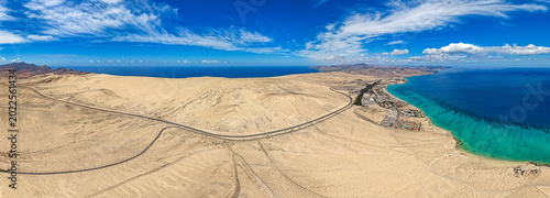 Fotografía Aerial Panorama of Costa Calma Isthmus and Saharan Sand Dunes, Fuerteventura