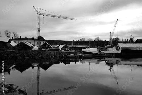 Reflets d’un chantier naval finlandais en noir et blanc