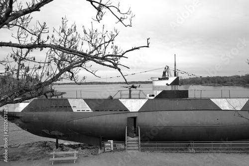 Sous-marin exposé sur le littoral en Finlande en noir et blanc