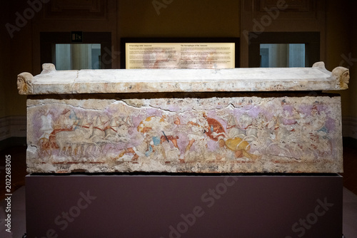 Foto Florence, Italy - 17 Sep 24: Painted battle scene on the Sarcophagus of the Amaz