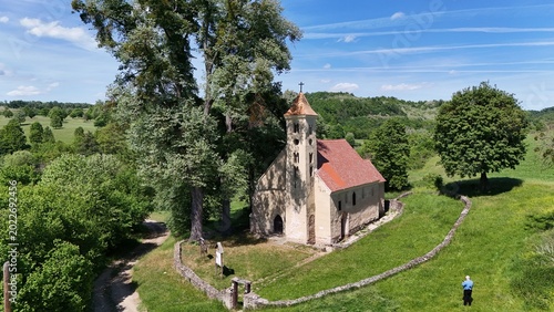 Foto Romanesque chapel of Manfa in rural Hungary