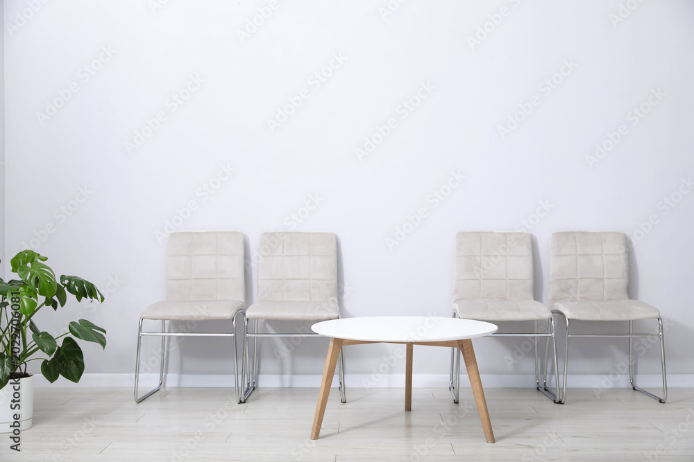 Obraz premium Many stylish light gray chairs and white table indoors
