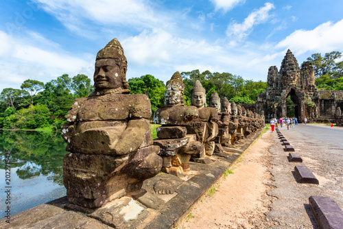 Obraz na plátně Stone statues leading to Angkor Thom gate