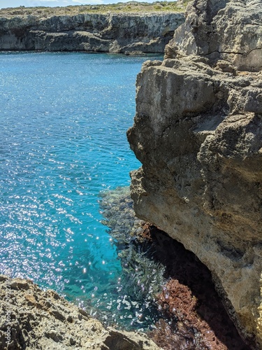 Veduta costiera con scogliere rocciose e mare cristallino nel Mediterraneo