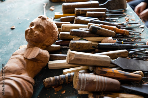 фотографія Professional wood carving tools gouges and wooden mallet on an artisan workbench