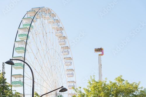 Εκτύπωση καμβά Ferris wheel and fairground ride over green trees